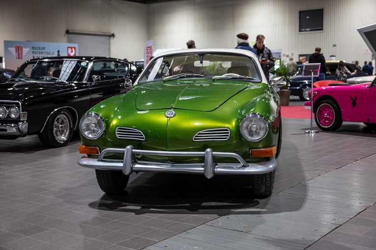 jasno zielone zabutkowe auto z białym dachem