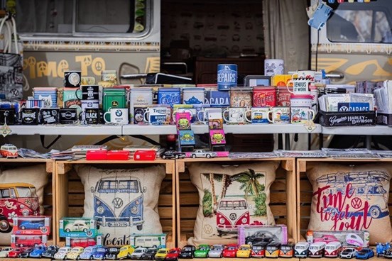 lada wystawiennicza sprzedawanych produktów o różnych kolorach