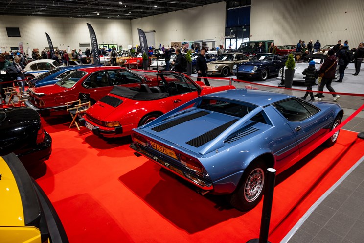 wystawa pojazdów czterokołowych, aut w kolorach niebieski czerwony oraz bordowy.