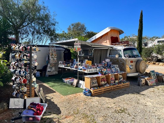 stoisko przygotowane w camperze VW T2